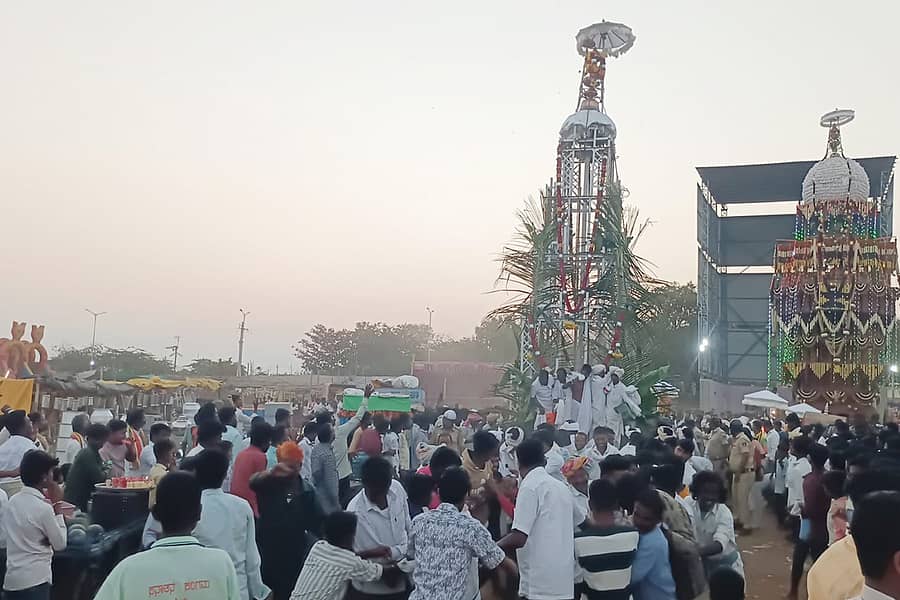 ಪಟ್ಟಣದ ಸೌರಾಷ್ಟ್ರ ಅಧಿಪತಿ ಸೋಮನಾಥ ದೇವರ ಉಚ್ಚಾಯ ರಥೋತ್ಸವ ಭಾನುವಾರ ಸಂಜೆ ಜರುಗಿತು