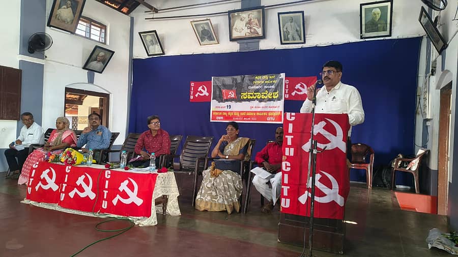 ಮೂಡುಬಿದಿರೆಯ ಸಮಾಜ ಮಂದಿರದಲ್ಲಿ ಸೋಮವಾರ ನಡೆದ ತಾಲ್ಲೂಕು ಮಟ್ಟದ ಕಾರ್ಮಿಕ ಸಮಾವೇಶದಲ್ಲಿ ‌ಕಾರ್ಮಿಕ ಇಲಾಖೆಯ ಅಧಿಕಾರಿ ಕುಮಾರ್ ಬಿ.ಮಾತನಾಡಿದರು