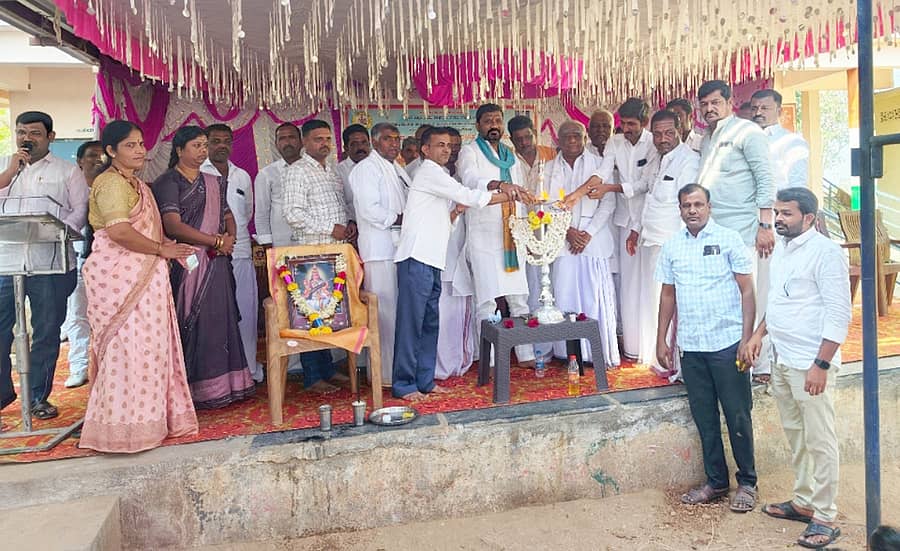 ಸಿಂಧನೂರು ತಾಲ್ಲೂಕಿನ ಕುರುಕುಂದಾ ಗ್ರಾಮದಲ್ಲಿ ನಡೆದ ನೂತನ ಸರ್ಕಾರಿ ಪ್ರೌಢ ಶಾಲೆ ಉದ್ಘಾಟನೆ ಹಾಗೂ 9ನೇ ತರಗತಿ ಸ್ವಾಗತ ಸಮಾರಂಭವನ್ನು ರಾಜ್ಯ ಖಾದಿ ಮತ್ತು ಗ್ರಾಮೋದ್ಯೋಗ ಮಂಡಳಿ ಅಧ್ಯಕ್ಷ ಹಾಗೂ ಶಾಸಕ ಆರ್.ಬಸನಗೌಡ ತುರ್ವಿಹಾಳ ಉದ್ಘಾಟಿಸಿದರು