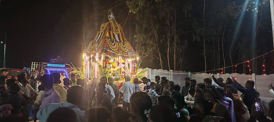 ಬೇತಮಂಗಲ ಸಮೀಪದ ಮೇಲುಪಳ್ಳಿ ಗಂಗಮಾಂಭ ಜಾತ್ರೆ ಅಂಗವಾಗಿ ಭಾನುವಾರ ರಾತ್ರಿ ನಡೆದ ತುಲಾಭಾರದಲ್ಲಿ ಭಾಗವಹಿಸಿದ್ದ ಭಕ್ತರು 