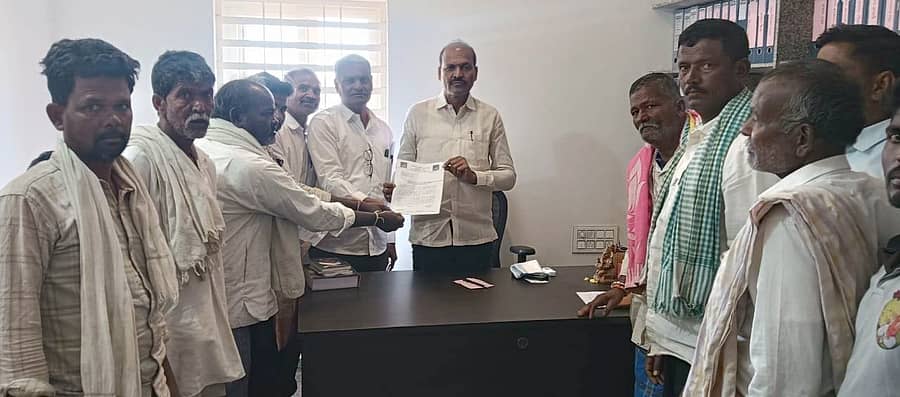 ಹಗರಿಬೊಮ್ಮನಹಳ್ಳಿಯಲ್ಲಿ ಶಾಸಕ ಕೆ.ನೇಮರಾಜನಾಯ್ಕ ಅವರಿಗೆ ಪ್ರಾಂತ ರೈತ ಸಂಘದ ಮುಖಂಡರು ಮನವಿ ಸಲ್ಲಿಸಿದರು