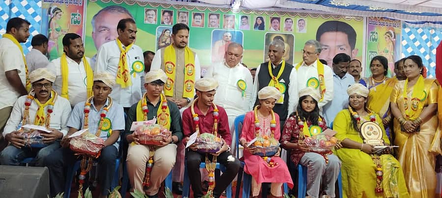 ಹೊಸಕೋಟೆ ನಗರದ ತಾಲ್ಲೂಕು ಕಾರ್ಯಾಲಯದ ಆವರಣದಲ್ಲಿ ನಡೆದ ವೇಮನ ಜಯಂತಿಯಲ್ಲಿ ಹೆಚ್ಚು ಅಂಕ ಗಳಿಸಿದ ರೆಡ್ಡಿ ಸಮುದಾಯದ ವಿದ್ಯಾರ್ಥಿಗಳನ್ನು ಸನ್ಮಾನಿಸಲಾಯಿತು. ಸಚಿವ ರಾಮಲಿಂಗಾ ರೆಡ್ಡಿ, ಶಾಸಕ ಶರತ್‌ ಬಚ್ಚೇಗೌಡ ಮತ್ತಿತರಿದ್ದರು