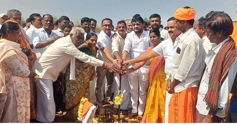 ತ್ಯಾವಣಿಗೆ ಸಮೀಪದ ಹಿರೇಕೋಗಲೂರು ಗ್ರಾಮದಲ್ಲಿ ಇಂದಿರಾಗಾಂಧಿ ವಸತಿ ಶಾಲೆ ನಿರ್ಮಾಣಕ್ಕೆ ಶಾಸಕ ಬಸವರಾಜ್ ವಿ. ಶಿವಗಂಗಾ ಭೂಮಿಪೂಜೆ ನೇರವೇರಿಸಿದರು