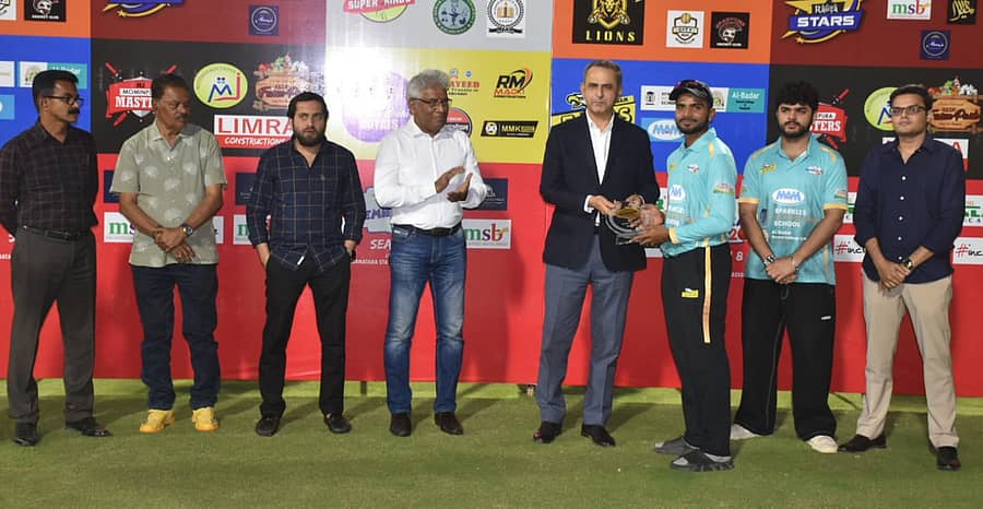 ಕಲಬುರಗಿಯ ಕೆಬಿಎನ್‌ ಕ್ರಿಕೆಟ್‌ ಟೂರ್ನಿಯಲ್ಲಿ ಉತ್ತಮ ಪ್ರದರ್ಶನ ತೋರಿದ ಸ್ಟೇಷನ್‌ ಈಗಲ್ಸ್‌ ತಂಡದ ನಾಯಕ ಮೋಹಿತ್ ಅವರಿಗೆ ಕೆಬಿಎನ್‌ ವಿವಿ ಕುಲಪತಿ ಪ್ರೊ.ಅಲಿ ರಜಾ ಮೂಸ್ವಿ ಬಹುಮಾನ ವಿತರಿಸಿದರು