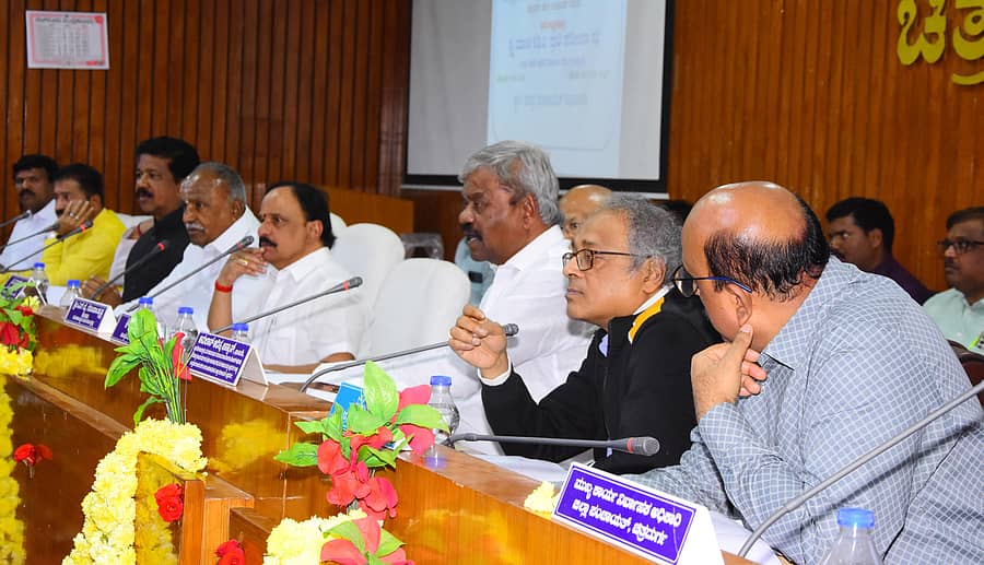 ಜಿಲ್ಲಾ ಪಂಚಾಯಿತಿ ಸಭಾಂಗಣದಲ್ಲಿ ಸೋಮವಾರ ಜಿಲ್ಲಾ ಉಸ್ತುವಾರಿ ಸಚಿವ ಡಿ.ಸುಧಾಕರ್‌ ಅವರ ಅಧ್ಯಕ್ಷತೆಯಲ್ಲಿ ಕೆಡಿಪಿ ಪ್ರಗತಿ ಪರಿಶೀಲನಾ ಸಭೆ ನಡೆಯಿತು