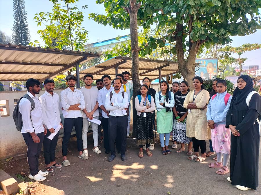 ಹಾಸನ ಜಿಲ್ಲಾಧಿಕಾರಿ ಕಚೇರಿ ಎದುರು ಕಾನೂನು ವಿದ್ಯಾರ್ಥಿಗಳು ಸೋಮವಾರ ಪ್ರತಿಭಟನೆ ನಡೆಸಿದರು