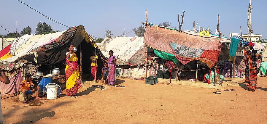 ಸಂಡೂರು ತಾಲ್ಲೂಕಿನ ಚೋರುನೂರು ಗ್ರಾಮದ ಹೊರ ವಲಯದ ಖಾಸಗಿ ಜಮೀನಿನಲ್ಲಿ ಜೋಪಡಿ ಹಾಕಿ ಬದಕು ನಡೆಸುತ್ತಿರುವ ಸುಡುಗಾಡು ಸಿದ್ದ ಸಮುದಾಯದ ಮಂದಿ