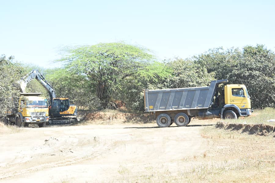 ಚಿಕ್ಕಬಳ್ಳಾಪುರ ತಾಲ್ಲೂಕಿನ ಚಿಕ್ಕಕಾಡಿಗೇನಹಳ್ಳಿ ಕೆರೆಯಲ್ಲಿ ಮಣ್ಣು ತೆಗೆಯುತ್ತಿರುವುದು