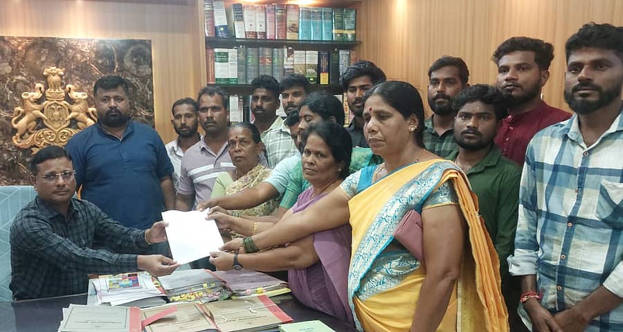 ದಾಖಲೆ ಪರಿಶೀಲನೆ ನೆಪದಲ್ಲಿ ಕಿರುಕುಳ ನೀಡುವುದನ್ನು ನಿಲ್ಲಿಸಬೇಕು ಎಂದು ಒತ್ತಾಯಿಸಿ ಕುಮಟಾ ತಾಲ್ಲೂಕಿನ ತದಡಿ ಭಾಗದ ಪ್ರವಾಸಿ ಬೋಟ್‍ಗಳ ಮಾಲೀಕರು ಹೆಚ್ಚುವರಿ ಜಿಲ್ಲಾಧಿಕಾರಿ ಸಾಜಿದ್ ಮುಲ್ಲಾ ಅವರಿಗೆ ಮನವಿ ಸಲ್ಲಿಸಿದರು.