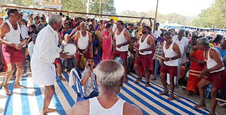 ಹಿರೀಸಾವೆ ಹೋಬಳಿಯ ಬೂಕನಬೆಟ್ಟದ ರಂಗನಾಥಸ್ವಾಮಿಯ 95ನೇ ವರ್ಷದ  ಬ್ರಹ್ಮರಥೋತ್ಸವದಲ್ಲಿ ಕೋಲಾಟವು ಜಾತ್ರೆಗೆ ಬಂದವರ ಗಮನ ಸೆಳೆಯಿತು 