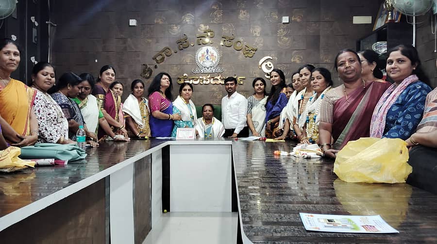 ಹೊಸದುರ್ಗದ ಸರ್ಕಾರಿ ನೌಕರರ ಭವನದಲ್ಲಿ ಶನಿವಾರ ಮಹಿಳಾ ಘಟಕದ ಪದಾಧಿಕಾರಿಗಳನ್ನು ಅಭಿನಂದಿಸಲಾಯಿತು