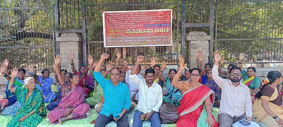 ದೇವದಾಸಿಯರ ಕುಟುಂಬಗಳ ಸೂಕ್ತ ಗಣತಿಗೆ ಆಗ್ರಹಿಸಿ ‘ಕರ್ನಾಟಕ ರಾಜ್ಯ ದೇವದಾಸಿ ಮಹಿಳೆಯರ ವಿಮೋಚನಾ ಸಂಘ’ದಿಂದ ಬಳ್ಳಾರಿಯ ಹಳೇ ಜಿಲ್ಲಾಧಿಕಾರಿ ಕಚೇರಿ ಎದುರು ಧರಣಿ ನಡೆಸಲಾಯಿತು