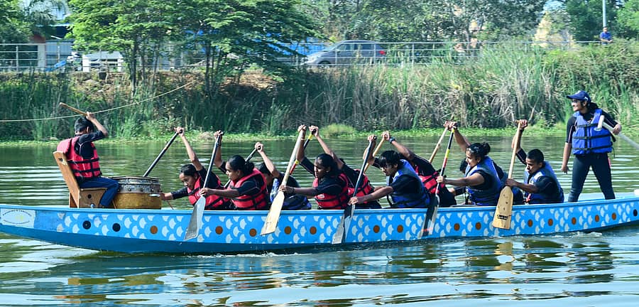 ತುಮಕೂರಿನ ಅಮಾನಿಕೆರೆಯಲ್ಲಿ ಸೋಮವಾರ ನಡೆದ ಡ್ರ್ಯಾಗನ್‌ ಬೋಟ್‌ ಸ್ಪರ್ಧೆಯಲ್ಲಿ ಚಿನ್ನದ ಪದಕ ಪಡೆದ ಬೆಂಗಳೂರು ನಗರ ತಂಡ