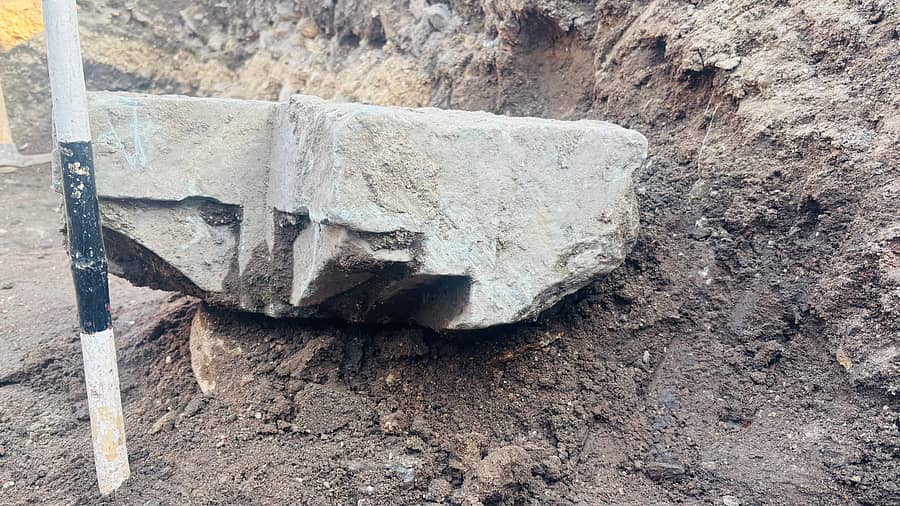 ಲಕ್ಕುಂಡಿಯಲ್ಲಿ ನಡೆದಿರುವ ಉತ್ಖನನದ ವೇಳೆ ಕಂಬದ ಮೇಲೆ ಆಸರೆಯಾಗುವ ಬೋಧಿಗೆಯ ಪ್ರಾಚ್ಯ ಅವಶೇಷ ಪತ್ತೆಯಾಗಿದೆ