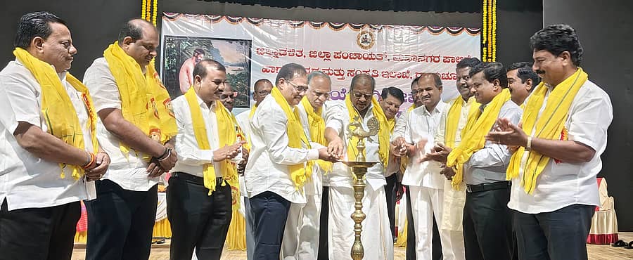 ರಾಯಚೂರಿನ ಪಂಡಿತ ಸಿದ್ಧರಾಮ ಜಂಬಲದಿನ್ನಿ ರಂಗ ಮಂದಿರದಲ್ಲಿ ಏರ್ಪಡಿಸಿದ್ದ ಮಹಾಯೋಗಿ ವೇಮನ ಜಯಂತಿ ಕಾರ್ಯಕ್ರಮವನ್ನು ಶಾಸಕ ಡಾ.ಶಿವರಾಜ ಪಾಟೀಲ ಉದ್ಘಾಟಿಸಿದರು