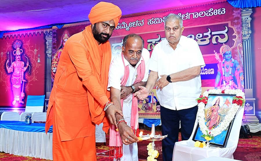 ಹಾನಗಲ್ ತಾಲ್ಲೂಕಿನ ಬೆಳಗಾಲಪೇಟೆ ಗ್ರಾಮದಲ್ಲಿ ಭಾನುವಾರ ಹಮ್ಮಿಕೊಂಡಿದ್ದ ಹಿಂದೂ ಸಮ್ಮೇಳನವನ್ನು ಗಣ್ಯರು ಉದ್ಘಾಟಿಸಿದರು 