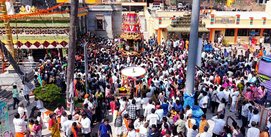 ಚನ್ನಪಟ್ಟಣ ತಾಲ್ಲೂಕಿನ ಕೆಂಗಲ್ ಆಂಜನೇಯಸ್ವಾಮಿ ಜಾತ್ರಾ ಮಹೋತ್ಸವ ಹಾಗೂ ಲಕ್ಷ್ಮಿವೆಂಕಟೇಶ್ವ ರಥೋತ್ಸವ ಭಕ್ತರ ಸಮ್ಮುಖದಲ್ಲಿ ವಿಜೃಂಭಣೆಯಿಂದ ನಡೆಯಿತು