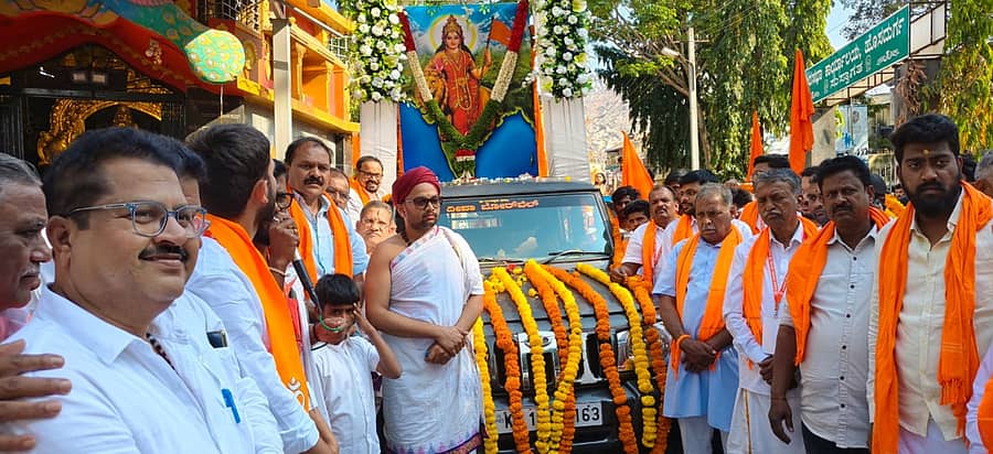 ಹೊಸದುರ್ಗದಲ್ಲಿ ಬೆಲಗೂರಿನ ಮಾರುತಿ ಗುರುಪೀಠದ ವಿಜಯ ಮಾರುತಿ ಶರ್ಮಾ ಸ್ವಾಮೀಜಿ ಶೋಭಾಯಾತ್ರೆಗೆ ಚಾಲನೆ ನೀಡಿದರು.