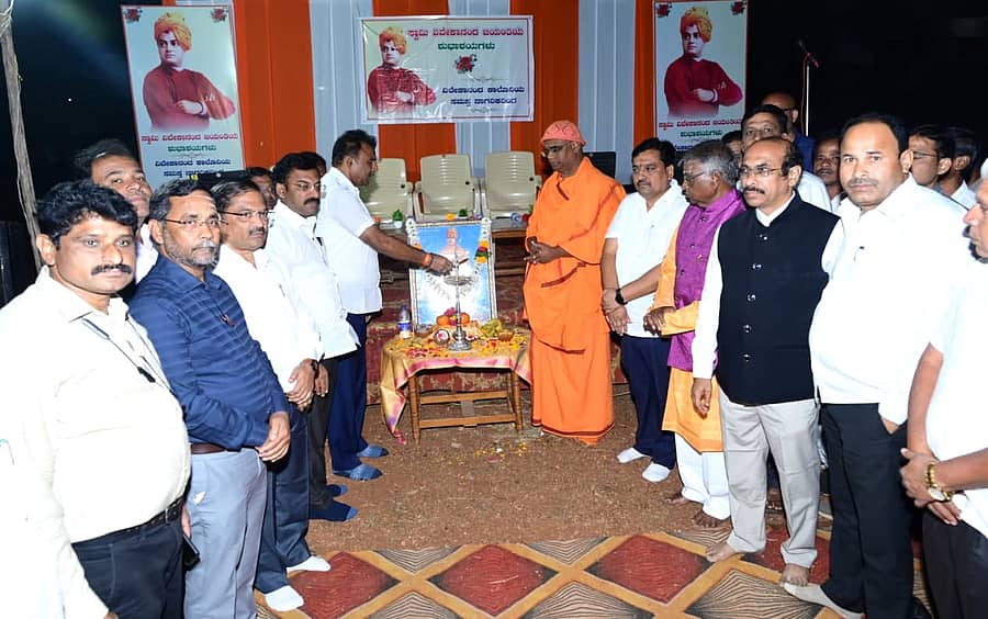 ಬೀದರ್‌ನ ವಿವೇಕಾನಂದ ಕಾಲೊನಿಯ ವಿವೇಕಾನಂದ ಉದ್ಯಾನದಲ್ಲಿ ಭಾನುವಾರ ಸಂಜೆ ಏರ್ಪಡಿಸಿದ್ದ ಸ್ವಾಮಿ ವಿವೇಕಾನಂದರ ಜಯಂತಿಯನ್ನು ಶಾಸಕ ಡಾ. ಶೈಲೇಂದ್ರ ಕೆ. ಬೆಲ್ದಾಳೆ ದೀಪ ಬೆಳಗಿಸಿ ಉದ್ಘಾಟಿಸಿದರು. ರಾಮಕೃಷ್ಣ ವಿವೇಕಾನಂದ ಆಶ್ರಮದ ಜ್ಯೋತಿರ್ಮಯಾನಂದ ಸ್ವಾಮೀಜಿ ಹಾಗೂ ಮತ್ತಿತರರು ಇದ್ದಾರೆ