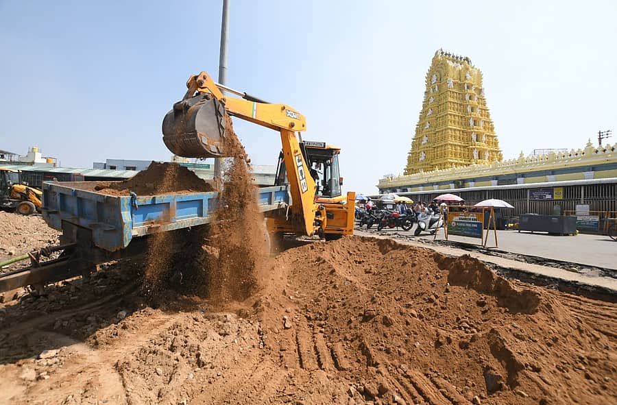 ಚಾಮುಂಡಿ ಬೆಟ್ಟದ ದೇಗುಲದ ಸಮೀಪ ಸೋಮವಾರ ‘ಪ್ರಸಾದ್ ಯೋಜನೆ’ಯಡಿ ವೇದಿಕೆ ನಿರ್ಮಾಣಕ್ಕೆಂದು ನೆಲ ಅಗೆಯಲಾಗುತ್ತಿತ್ತು.