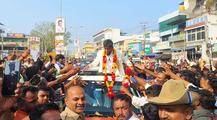 ಮದ್ದೂರು ತಾಲ್ಲೂಕಿನ ಭಾರತೀನಗರದಲ್ಲಿ ಗಿಲ್ಲಿ ನಟನಿಗೆ ಅಭಿಮಾನಿಗಳು ಸೋಮವಾರ ಅದ್ದೂರಿ ಸ್ವಾಗತ ಕೋರಿದರು 