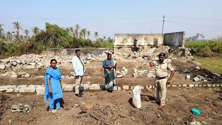 ಗಂಗಾವತಿ ತಾಲ್ಲೂಕಿನ ಚಿಕ್ಕಜಂತಕಲ್ ಗ್ರಾಮದ ಅಂಬೇಡ್ಕರ್ ಏರಿಯಾದಲ್ಲಿನ ಸಮುದಾಯ ಶೌಚಾಲಯ ನಿರ್ಮಾಣ ಕಾರ್ಯ ಸ್ಥಳಕ್ಕೆ ಹಿರಿಯ ಸಿವಿಲ್ ನ್ಯಾಯಾಧೀಶ ಮಹಾಂತೇಶ ದರಗದ ಅವರು ಭೇಟಿ ನೀಡಿ ಪರಿಶೀಲಿಸಿದರು