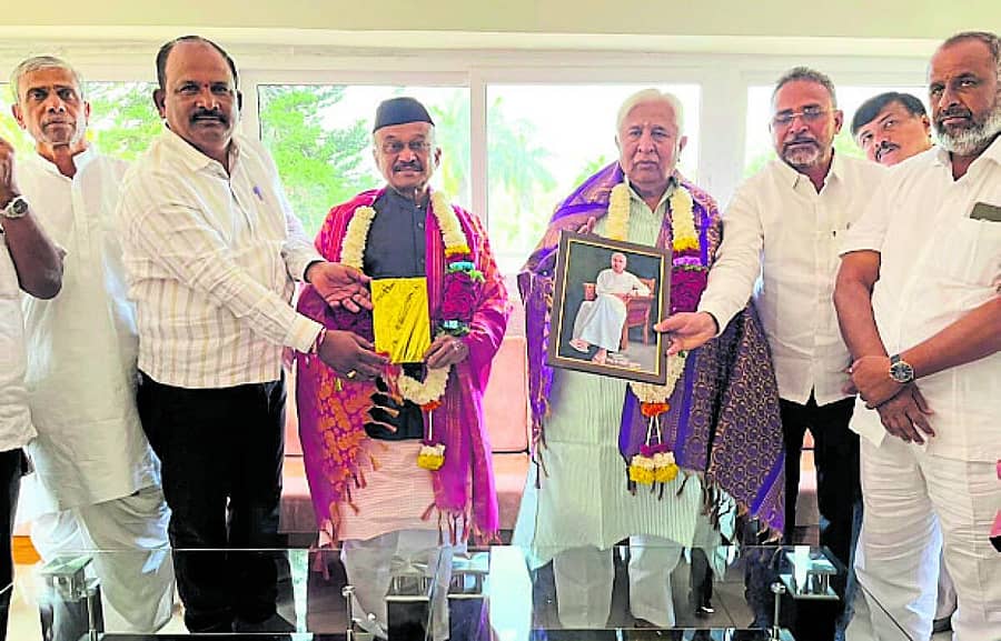 <div class="paragraphs"><p>ಆಲಮಟ್ಟಿಗೆ ಭಾನುವಾರ ಆಗಮಿಸಿದ್ದ ಪ್ರವಾಸೋದ್ಯಮ, ಕಾನೂನು ಮತ್ತು ಸಂಸದಿಯ ಸಚಿವ ಎಚ್.ಕೆ. ಪಾಟೀಲ ಹಾಗೂ ಕೈಗಾರಿಕಾ ಮೂಲಸೌಲಭ್ಯ ಅಭಿವೃದ್ಧಿ ನಿಗಮದ ಅಧ್ಯಕ್ಷ ಎಸ್.ಜೆ. ನಂಜಯ್ಯನಮಠ ಅವರನ್ನು ಶಿಕ್ಷಕರ ಸಂಘದ ವತಿಯಿಂದ ಸನ್ಮಾನಿಸಲಾಯಿತು</p></div>