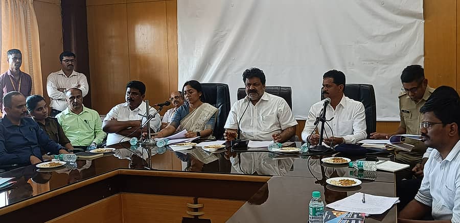 ಶಿರಸಿಯ ಆಡಳಿತ ಸೌಧದಲ್ಲಿ ಮಾರಿಕಾಂಬಾ ಜಾತ್ರಾ ಪೂರ್ವಭಾವಿ ಸಭೆಯ ಅಧ್ಯಕ್ಷತೆವಹಿಸಿ ಸಚಿವ ಮಂಕಾಳ ವೈದ್ಯ ಮಾತನಾಡಿದರು.