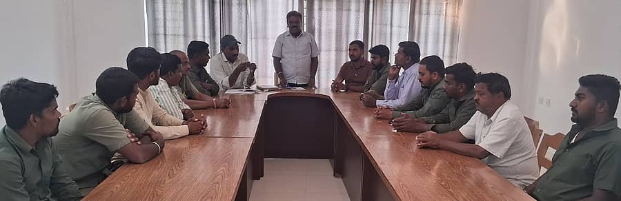 ಸಂತೇಮರಹಳ್ಳಿ ಪ್ರವಾಸಿ ಮಂದಿರದಲ್ಲಿ ನಡೆದ ಕರ್ನಾಟಕ ವಿದ್ಯುತ್ ಪ್ರಸರಣ ನಿಗಮ ನೌಕರರ ಸಂಘದ ಪ್ರಾಥಮಿಕ ಸಮಿತಿಯ ಸದಸ್ಯರ ಸಭೆಯಲ್ಲಿ ಅಧ್ಯಕ್ಷ ಮರಿಸ್ವಾಮಿ ಮಾತನಾಡಿದರು