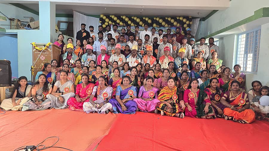 ಚಿಂತಾಮಣಿ ತಾಲ್ಲೂಕಿನ ಸರ್ಕಾರಿ ಪ್ರೌಢಶಾಲೆಯಲ್ಲಿ ಆಯೋಜಿಸಿದ್ದ ಗುರುವಂದನೆ ಮತ್ತು ಸ್ನೇಹ ಸಮ್ಮಿಲನ ಕಾರ್ಯಕ್ರಮದಲ್ಲಿ ಭಾಗವಹಿಸಿದ್ದ ಹಳೆಯ ವಿದ್ಯಾರ್ಥಿಗಳು ಮತ್ತು ನಿವೃತ್ತ ಶಿಕ್ಷಕರು