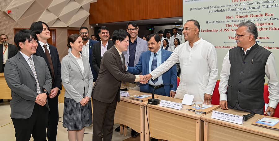 <div class="paragraphs"><p>ಮೈಸೂರಿನ ಜೆಎಸ್ಎಸ್ ಫಾರ್ಮಸಿ ಕಾಲೇಜಿನಲ್ಲಿ ಸೋಮವಾರ ನಡೆದ ದುಂಡು ಮೇಜಿನ ಸಭೆಯಲ್ಲಿ ಜಪಾನ್‌ ಪ್ರತಿನಿಧಿಗಳಾದ&nbsp;ಬ್ರಿಟ್ನಿ ಪಾರ್ಟಿನ್‌, ಟೊಕುಹಿರೊ ಅರಕಾವ, ಜೊಟಾರೊ ಸುನಹಾರಾ ಹಾಗೂ ಕೆಂಟ ಮಿಯೊಮೊಟೊ ಅವರನ್ನು ಆರೋಗ್ಯ ಸಚಿವ ದಿನೇಶ್‌ ಗುಂಡೂರಾವ್‌ ಅಭಿನಂದಿಸಿದರು.  </p></div>