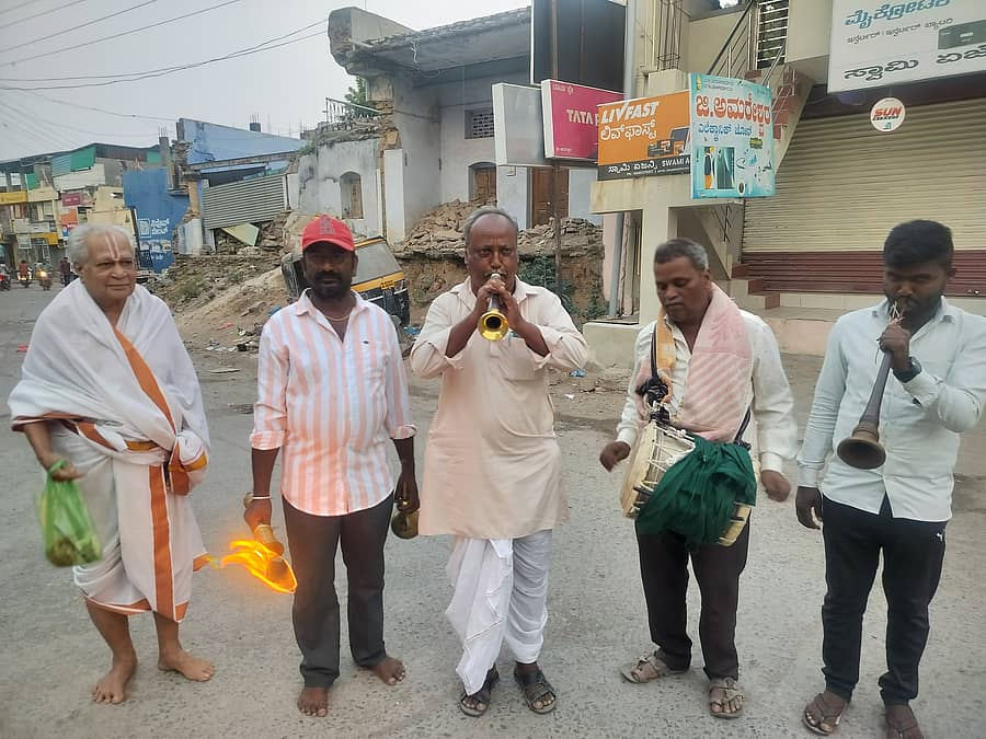 ಸುರಪುರದ ತಮ್ಮ ನಿವಾಸದಿಂದ ವೇಣುಗೋಪಾಲಸ್ವಾಮಿ ದೇವಸ್ಥಾನಕ್ಕೆ ಮಂಗಳವಾದ್ಯ ಮತ್ತು ಹಗಲು ದೀವಟಿಗೆಯೊಂದಿಗೆ ಹೊರಟಿರುವ ರಘುನಾಥ ಆಚಾರ್ಯ