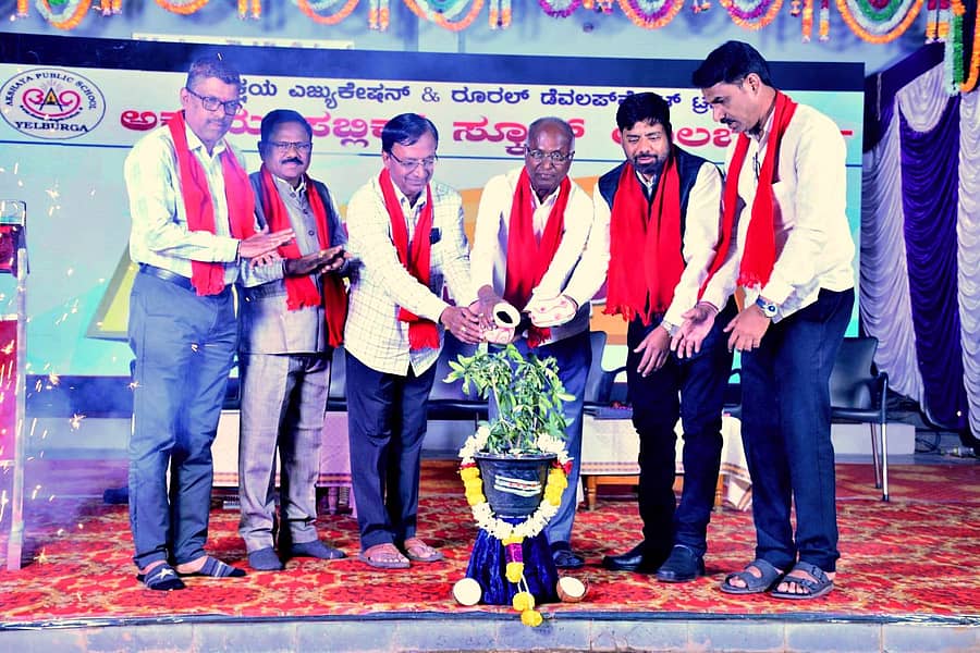 ಯಲಬುರ್ಗಾ ಪಟ್ಟಣದಲ್ಲಿ ಅಕ್ಷಯ ಪಬ್ಲಿಕ್ ಸ್ಕೂಲ್ ಆವರಣದಲ್ಲಿ ನಡೆದ ಮಕ್ಕಳ ವೈಭವ ಹಾಗೂ ಸಂಸ್ಥೆಯ ವಾರ್ಷಿಕೋತ್ಸವ ಕಾರ್ಯಕ್ರಮಕ್ಕೆ ಗಣ್ಯರು ಚಾಲನೆ ನೀಡಿದರು 