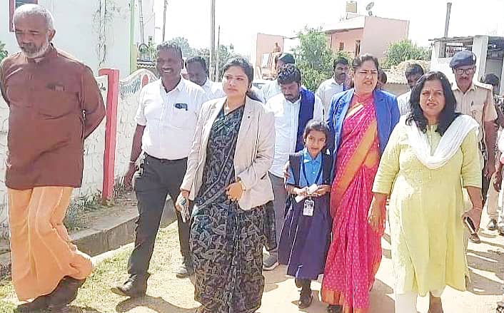 ತುಮಕೂರು ತಾಲ್ಲೂಕಿನ ಬೆಳಧರ ಸರ್ಕಾರಿ ಶಾಲೆಗೆ ವಿದ್ಯಾರ್ಥಿನಿಯನ್ನು ಸೋಮವಾರ ಕಾನೂನು ಸೇವಾ ಪ್ರಾಧಿಕಾರದ ಸದಸ್ಯ ಕಾರ್ಯದರ್ಶಿ ನೂರುನ್ನೀಸಾ ಕರೆ ತಂದರು. ಉಪವಿಭಾಗಾಧಿಕಾರಿ ನಾಹಿದಾ ಜಮ್‌ ಜಮ್‌, ತಹಶೀಲ್ದಾರ್‌ ಪಿ.ಎಸ್‌.ರಾಜೇಶ್ವರಿ ಇತರರು ಹಾಜರಿದ್ದರು