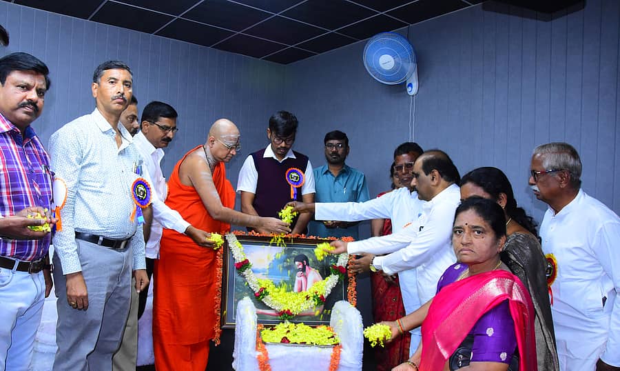 ಚಿತ್ರದುರ್ಗದಲ್ಲಿ ನಡೆದ ಕಾರ್ಯಕ್ರಮದಲ್ಲಿ ವೇಮನರ ಭಾವಚಿತ್ರಕ್ಕೆ ಹೊಸಹಳ್ಳಿಯ ರೆಡ್ಡಿ ಗುರುಪೀಠದ ವೇಮನಾನಂದ ಸ್ವಾಮೀಜಿ ಪುಷ್ಪ ನಮನ ಸಲ್ಲಿಸಿದರು