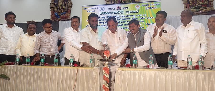 ಶ್ರೀನಿವಾಸಪುರದಲ್ಲಿ ಸೋಮವಾರ ಮಾವು ಬೆಳೆಗಾರರಿಗೆ ತರಬೇತಿ ಕಾರ್ಯಕ್ರಮವನ್ನು ಶಾಸಕ ಜಿ.ಕೆ.ವೆಂಕಟಶಿವಾರಡ್ಡಿ ಉದ್ಘಾಟಿಸಿದರು