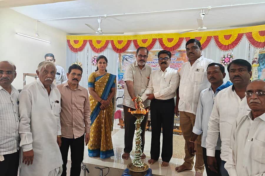 ಯಾದಗಿರಿ ನಗರದ ಜಿಲ್ಲಾ ಕಸಾಪ ಸಭಾಂಗಣದಲ್ಲಿ ಸೋಮವಾರ ಜರುಗಿದ ಮಹಾಯೋಗಿ ವೇಮನ ಜಯಂತಿ ಕಾರ್ಯಕ್ರಮವನ್ನು ಉದ್ಘಾಟಿಸಿದ ಗಣ್ಯರು