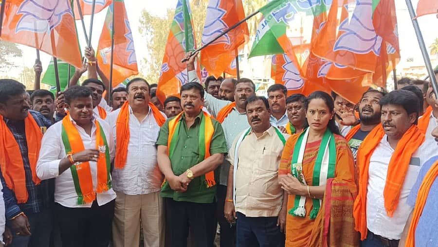 ಕೋಲಾರ ತಾಲ್ಲೂಕಿನ ನರಸಾಪುರದಲ್ಲಿ ಸೋಮವಾರ ನರಸಾಪುರ ಸೊಸೈಟಿ ವಿರುದ್ಧದ ಪ್ರತಿಭಟನೆಯಲ್ಲಿ ವರ್ತೂರು ಪ್ರಕಾಶ್‌, ಓಂಶಕ್ತಿ ಚಲಪತಿ, ಕುರ್ಕಿ ರಾಜೇಶ್ವರಿ ಪಾಲ್ಗೊಂಡಿದ್ದರು