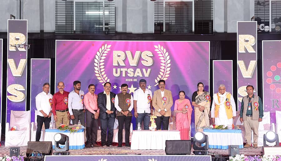 ನವಲಗುಂದ ತಾಲ್ಲೂಕಿನ ಖಣ್ಣೂರ ಗ್ರಾಮದ ಆರ್.ವಿ.ಎಸ್ ಇಂಟರ್ ನ್ಯಾಷನಲ್ ಪಬ್ಲಿಕ್ ಶಾಲೆಯಲ್ಲಿ ಈಚೆಗೆ ಏರ್ಪಡಿಸಿದ್ದ ವಾರ್ಷಿಕೋತ್ಸವ ಸಮಾರಂಭದಲ್ಲಿ ಗಣ್ಯರು ಭಾಗವಹಿಸಿದ್ದರು