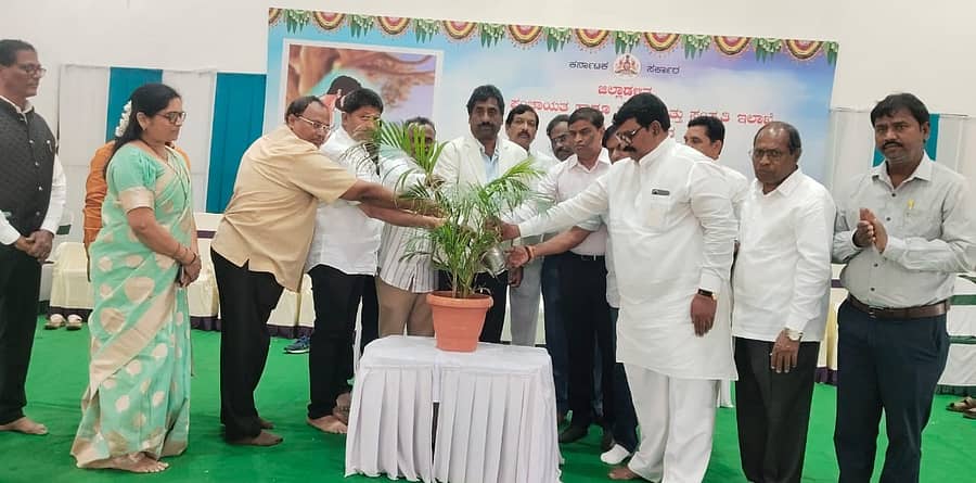 ಬೀದರ್‌ನಲ್ಲಿ ಸೋಮವಾರ ಏರ್ಪಡಿಸಿದ್ದ ಮಹಾಯೋಗಿ ವೇಮನರ ಜಯಂತಿಯನ್ನು ಪೌರಾಡಳಿತ ಸಚಿವ ರಹೀಂ ಖಾನ್‌ ಅವರು ಸಸಿಗೆ ನೀರೆರೆದು ಉದ್ಘಾಟಿಸಿದರು