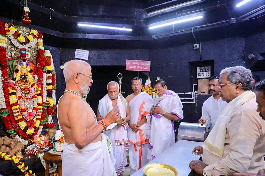 ಮುಖ್ಯಮಂತ್ರಿ ಸಿದ್ದರಾಮಯ್ಯ ಸೋಮವಾರ ಬನಶಂಕರಿದೇವಿ ದರ್ಶನ ಪಡೆದರು