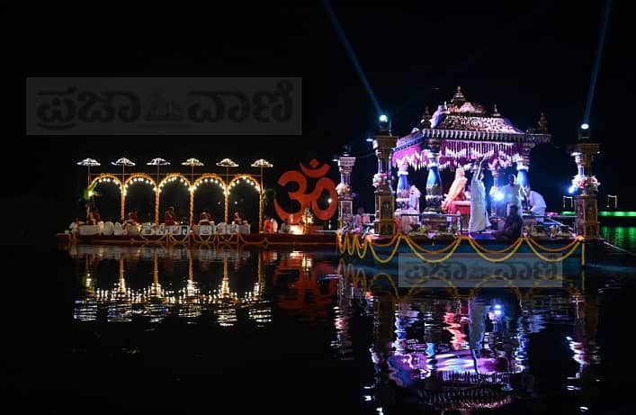 <div class="paragraphs"><p>ಮೈಸೂರು ಜಿಲ್ಲೆಯ ಸುತ್ತೂರು ಶ್ರೀ ಕ್ಷೇತ್ರದಲ್ಲಿ ಸುತ್ತೂರು ಜಾತ್ರೆ ಮಹೋತ್ಸವದಲ್ಲಿ ಕಪಿಲಾರತಿ, ತೆಪ್ಪೋತ್ಸವ  ಹಾಗೂ ಬಾಣಬಿರುಸುಗಳ ಪ್ರದರ್ಶನ ನಡೆಯಿತು. </p></div>