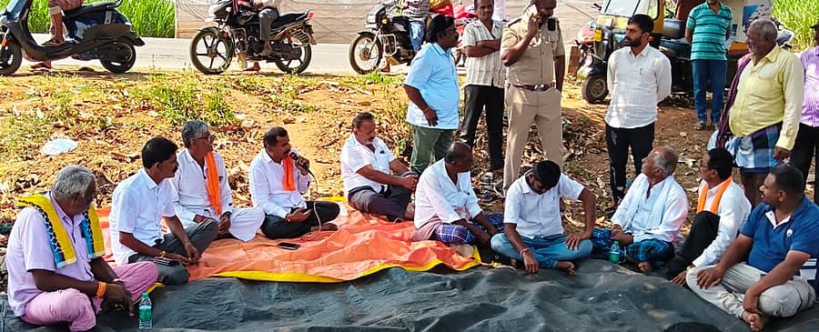 ಪಾಂಡವಪುರ ತಾಲ್ಲೂಕಿನ ಬನಘಟ್ಟ ಬಳಿ ಹೊಸ ಸೇತುವೆ ಉದ್ಪಾಟನೆಗೆ ಆಗ್ರಹಿಸಿ ಬಿಜೆಪಿ ಕಾರ್ಯಕರ್ತರು ಹಾಗೂ ಸ್ಥಳೀಯ ಮುಖಂಡರು ಪ್ರತಿಭಟನೆ ನಡೆಸಿದರು 