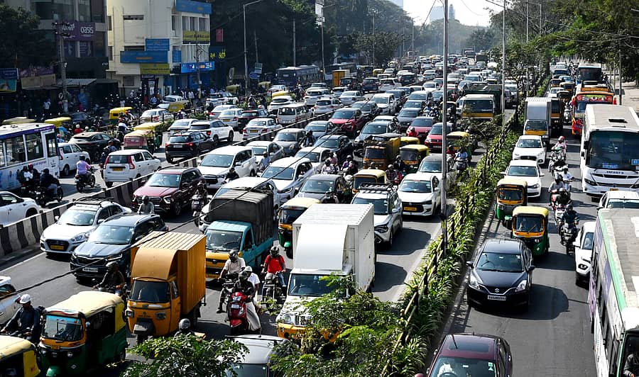 <div class="paragraphs"><p>ಕೆಂಪೇಗೌಡ ಅಂತರರಾಷ್ಟ್ರೀಯ ವಿಮಾನ ನಿಲ್ದಾಣ ಸಂಪರ್ಕಿಸುವ ಬಳ್ಳಾರಿ ರಸ್ತೆಯ ಹೆಬ್ಬಾಳದಲ್ಲಿ ಮೇಲ್ಸೇತುವೆ ಪ್ರವೇಶಿಸುವ ಜಾಗದಲ್ಲಿ ಇರುವೆಗಳಂತೆ ನಿಂತಿರುವ ವಾಹನಗಳು</p></div>