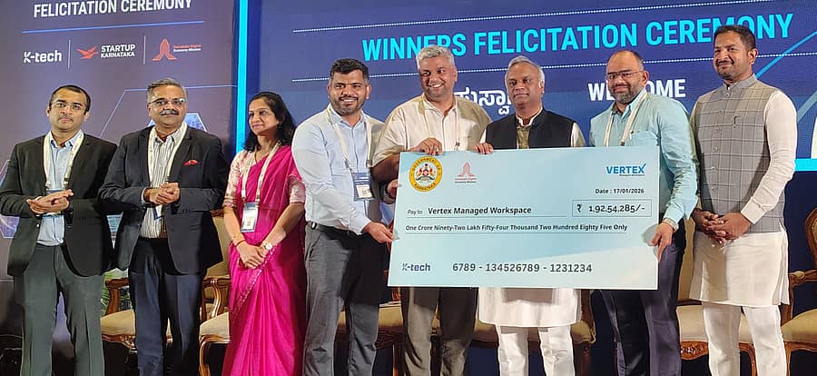 ಮಂಗಳೂರಿನ ವರ್ಟೆಕ್ಸ್ ಮ್ಯಾನೇಜ್ಡ್‌ ವರ್ಕ್‌ಸ್ಪೇಸ್‌ಗೆ ₹1.92 ಕೋಟಿ ಅನುದಾನದ ಚೆಕ್ ಅನ್ನು ಸಚಿವ ಪ್ರಿಯಾಂಕ್ ಖರ್ಗೆ ನೀಡಿದರು 