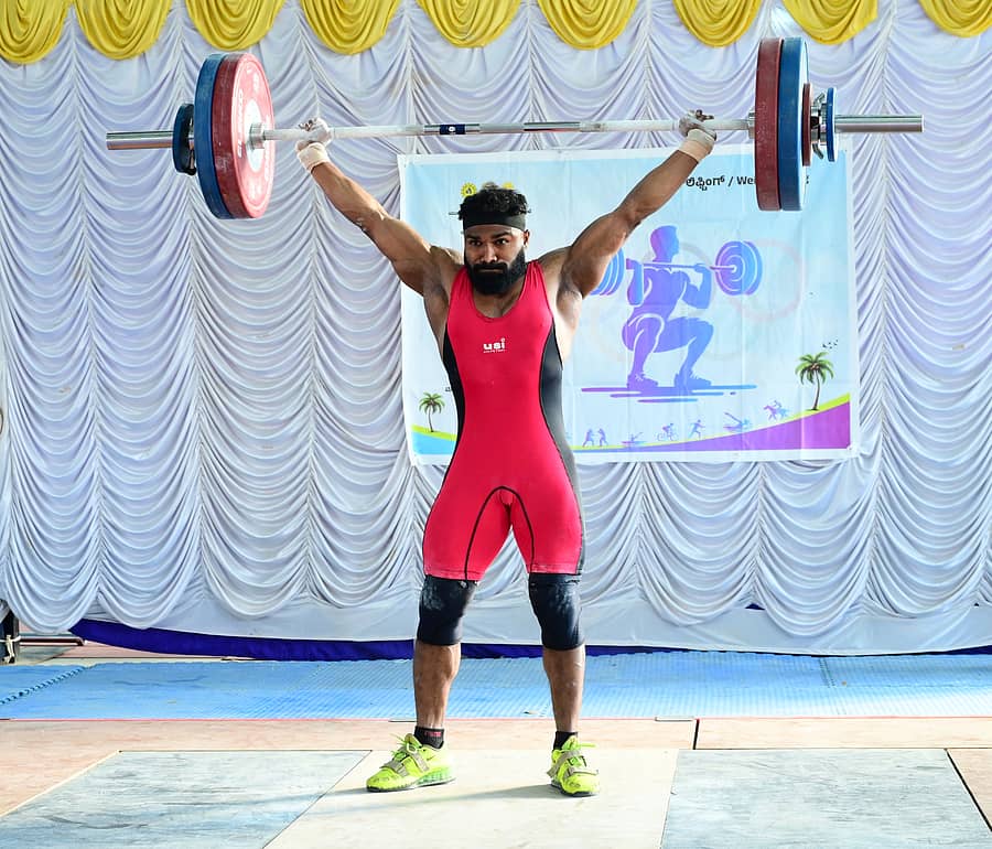 ತುಮಕೂರಿನಲ್ಲಿ ಸೋಮವಾರ ನಡೆದ ವೇಟ್‌ ಲಿಫ್ಟಿಂಗ್‌ ಸ್ಪರ್ಧೆಯಲ್ಲಿ ಚಿನ್ನದ ಪದಕ ಪಡೆದ ಉಡುಪಿಯ ಮಂಜುನಾಥ್‌ ಮರಾಠಿ
