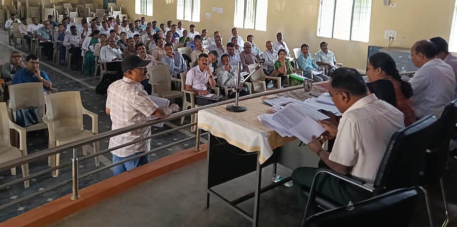  ಬೀರೂರಿನ ಗುರುಭವನದಲ್ಲಿ ಸೋಮವಾರ ಚಿಕ್ಕಮಗಳೂರು ಜಿಲ್ಲಾ ಪಂಚಾಯಿತಿ ಕಾರ್ಯ ನಿರ್ವಹಣಾ ಅಧಿಕಾರಿ ಎಚ್‌.ಎಸ್‌. ಕೀರ್ತನಾ ಕಡೂರು ಮತ್ತು ಬೀರೂರು ಶೈಕ್ಷಣಿಕ ವಲಯ ಮುಖ್ಯಶಿಕ್ಷಕರು ಮತ್ತು ವಿಷಯವಾರು ಶಿಕ್ಷಕರ ಕಾರ್ಯಾಗಾರದ ಅಧ್ಯಕ್ಷತೆ ವಹಿಸಿ ಸಲಹೆ, ಸೂಚನೆ ನೀಡಿದರು.     