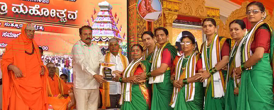 ಸುತ್ತೂರು ಜಾತ್ರಾ ಮಹೋತ್ಸವದಲ್ಲಿ ನಡೆದ ಭಜನಾ ಮೇಳದಲ್ಲಿ ವಿಜೇತ ತಂಡಗಳಿಗೆ ವಿಧಾನಪರಿಷತ್‌ ಸದಸ್ಯ ಕೆ.ವಿವೇಕಾನಂದ, ಜೆಡಿಎಸ್‌ ಮುಖಂಡ ಸಿ.ಎಸ್. ಪುಟ್ಟರಾಜು ಬಹುಮಾನ ವಿತರಿಸಿದರು. ಶಿವರಾತ್ರಿ ದೇಶಿಕೇಂದ್ರ ಸ್ವಾಮೀಜಿ ಜೊತೆಗಿದ್ದಾರೆ