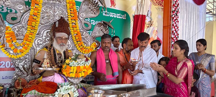 ಹುಲಸೂರ ಸಮೀಪದ ಭಾಲ್ಕಿ ತಾಲ್ಲೂಕಿನ ಮೆಹಕರ ಹಿರೇಮಠದಲ್ಲಿ ವಿರೂಪಾಕ್ಷೇಶ್ವರ ಜಾತ್ರಾ ಮಹೋತ್ಸವದ ಅಂಗವಾಗಿ ರಂಭಾಪುರಿ ಸ್ವಾಮೀಜಿ ಇಷ್ಟಲಿಂಗ ಮಹಾಪೂಜೆ ನೆರವೇರಿಸಿದರು