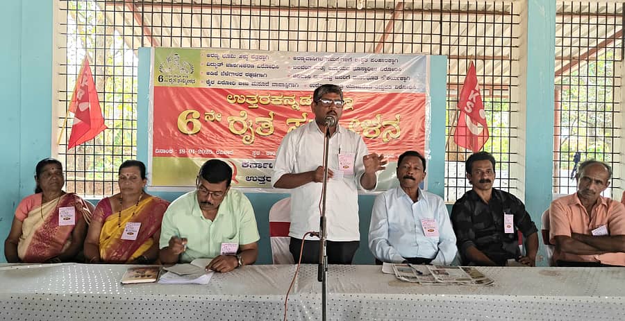 ಅಂಕೋಲಾ ಪಟ್ಟಣದಲ್ಲಿ ರವಿವಾರ ನಡೆದ ಪ್ರಾಂತ ರೈತ ಸಂಘದ ಜಿಲ್ಲಾಮಟ್ಟದ 6ನೇ ರೈತ ಸಮ್ಮೇಳನದಲ್ಲಿ ರಾಜ್ಯ ಪ್ರಧಾನ ಕಾರ್ಯದರ್ಶಿ ಟಿ.ಯಶವಂತ ಮಾತನಾಡಿದರು.